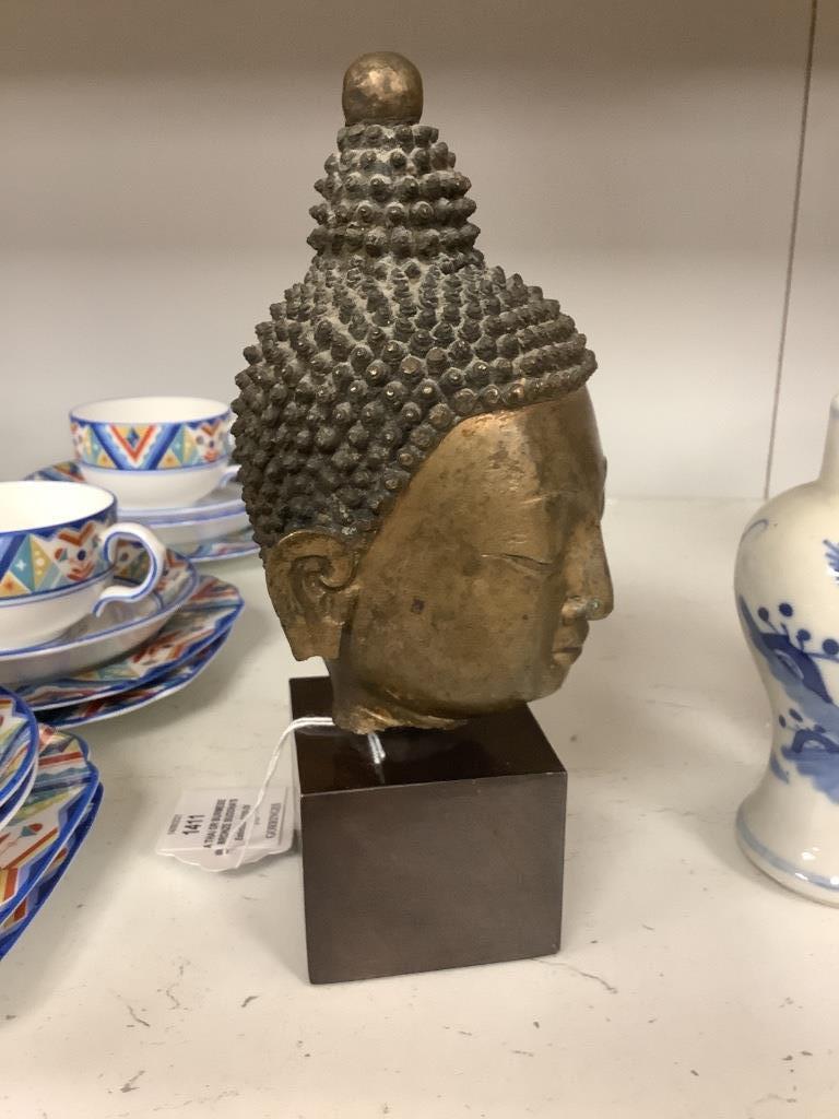 A Thai or Burmese bronze Buddha’s head, with stand 20.5cm and a 19th century Chinese blue and white vase, 12.5cm